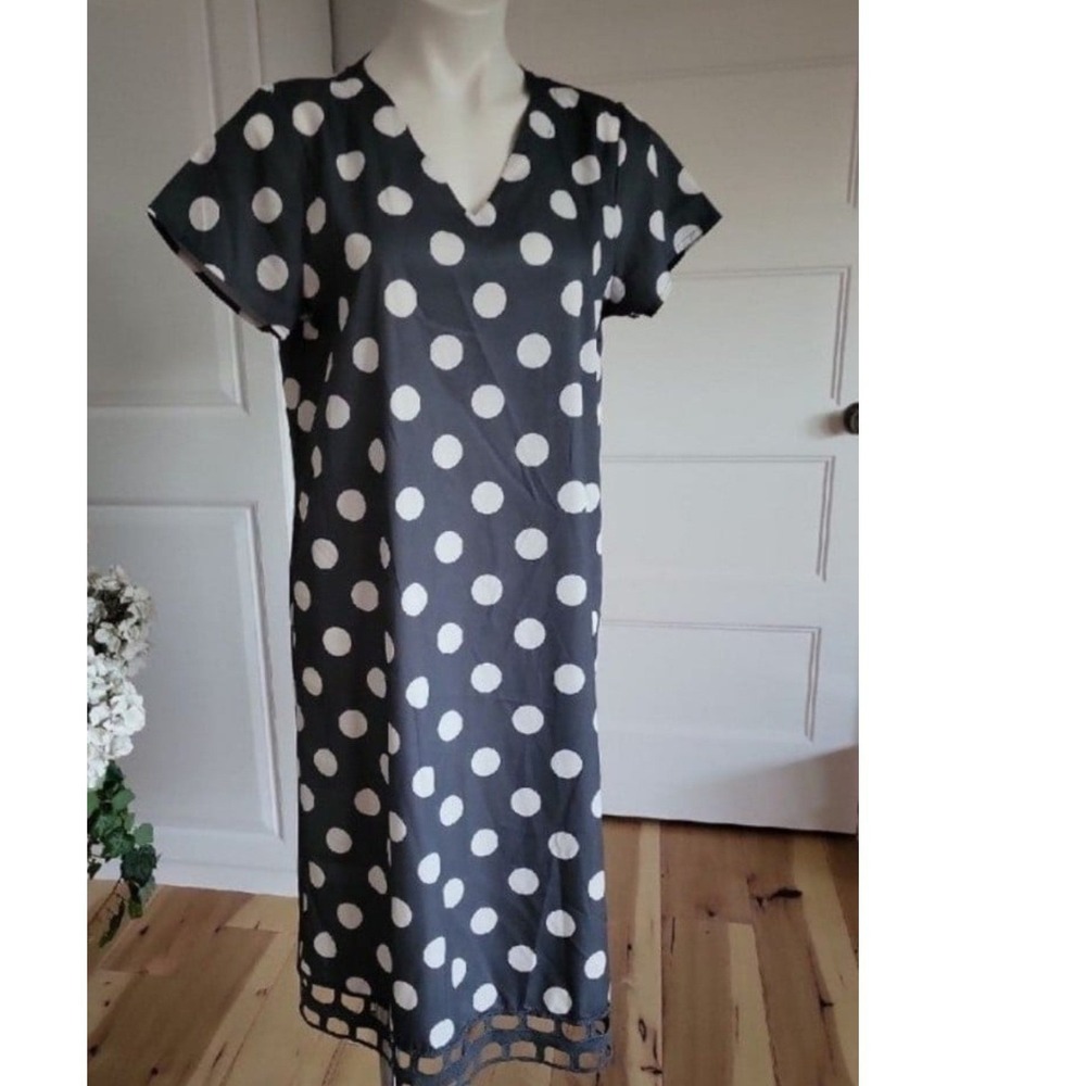 Just Fashion Now Gray White Polka Dot V-Neck Shift Dress‎ Crochet Hem Size M